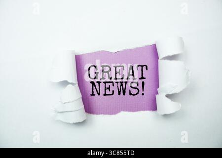 Bonne nouvelle ! message écrit sur papier violet avec fond de papier déchiré Banque D'Images
