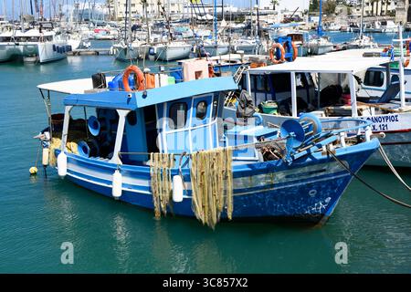 Ville d'Héraklion, vieux port avec des bateaux. Crète, Grèce. Banque D'Images