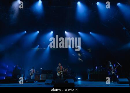 Safran Walden, Royaume-Uni, 2 août 2025. Manic Street Preachers en concert. De gauche à droite, James Dean Bradfield, Nicky Wire. Crédit : Stephen Keable/Alamy Live News Banque D'Images