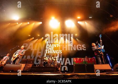 Safran Walden, Royaume-Uni, 2 août 2025. Manic Street Preachers en concert. De gauche à droite, James Dean Bradfield, Sean Moore, Nicky Wire. Crédit : Stephen Keable/Alamy Live News Banque D'Images