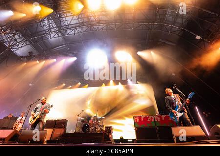 Safran Walden, Royaume-Uni, 2 août 2025. Manic Street Preachers en concert. De gauche à droite, James Dean Bradfield, Sean Moore, Nicky Wire. Crédit : Stephen Keable/Alamy Live News Banque D'Images