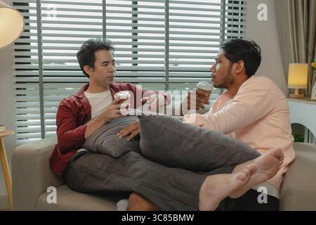 deux beaux gars ont une belle amitié depuis longtemps, les deux amants expriment leur amour l'un pour l'autre très gentiment, ce couple masculin regarde c Banque D'Images
