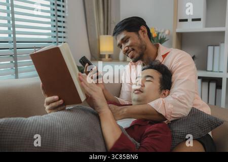 deux beaux gars ont une belle amitié depuis longtemps, les deux amants expriment leur amour l'un pour l'autre très gentiment, ce couple masculin regarde c Banque D'Images