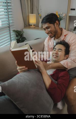 deux beaux gars ont une belle amitié depuis longtemps, les deux amants expriment leur amour l'un pour l'autre très gentiment, ce couple masculin regarde c Banque D'Images