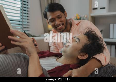 deux beaux gars ont une belle amitié depuis longtemps, les deux amants expriment leur amour l'un pour l'autre très gentiment, ce couple masculin regarde c Banque D'Images
