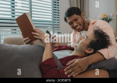 deux beaux gars ont une belle amitié depuis longtemps, les deux amants expriment leur amour l'un pour l'autre très gentiment, ce couple masculin regarde c Banque D'Images