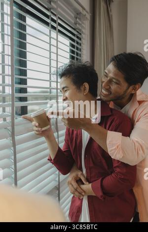 deux beaux gars ont une belle amitié depuis longtemps, les deux amants expriment leur amour l'un pour l'autre très gentiment, ce couple masculin regarde c Banque D'Images