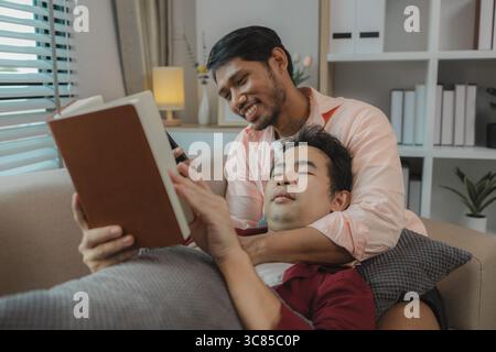 deux beaux gars ont une belle amitié depuis longtemps, les deux amants expriment leur amour l'un pour l'autre très gentiment, ce couple masculin regarde c Banque D'Images
