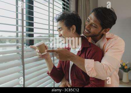 deux beaux gars ont une belle amitié depuis longtemps, les deux amants expriment leur amour l'un pour l'autre très gentiment, ce couple masculin regarde c Banque D'Images