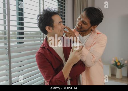 deux beaux gars ont une belle amitié depuis longtemps, les deux amants expriment leur amour l'un pour l'autre très gentiment, ce couple masculin regarde c Banque D'Images