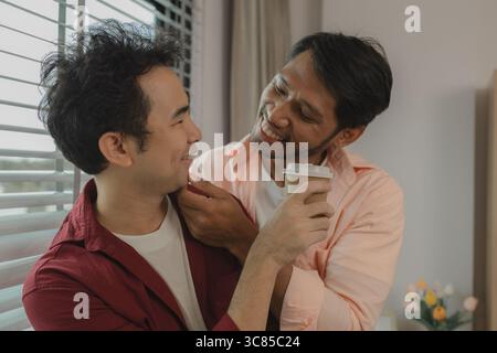 deux beaux gars ont une belle amitié depuis longtemps, les deux amants expriment leur amour l'un pour l'autre très gentiment, ce couple masculin regarde c Banque D'Images
