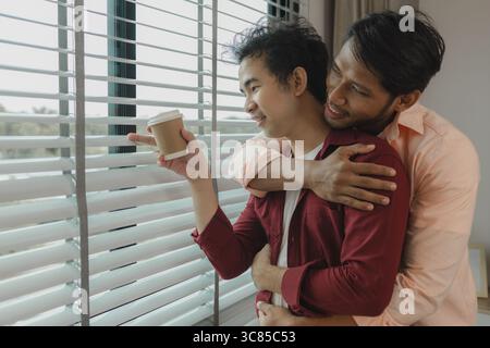 deux beaux gars ont une belle amitié depuis longtemps, les deux amants expriment leur amour l'un pour l'autre très gentiment, ce couple masculin regarde c Banque D'Images