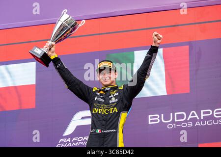 Mogyorod, Hongrie. 03 août 2025. FORNAROLI Leonardo (ita), Invicta Racing, Dallara F2 2024, portrait, podium lors de la 10ème manche du Championnat FIA de formule 2 2025 du 1er au 3 août 2025 sur le Hungaroring, à Mogyorod, Hongrie - photo Julien Delfosse/DPPI crédit : DPPI Media/Alamy Live News Banque D'Images