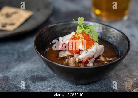 Chawanmushi avec des œufs de homard et de lompfish en entrée servis dans un restaurant Banque D'Images