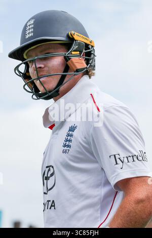 Londres, Royaume-Uni. 3 août 2025. Londres, Royaume-Uni. 03 août 2025. Ollie Pope of England se présente sur le terrain avant le 5ème Rothesay test match jour 4 Angleterre vs Inde au Kia Oval, Londres, Royaume-Uni, 3 août 2025 (photo par Izzy Poles/News images) crédit : News images LTD/Alamy Live News Banque D'Images