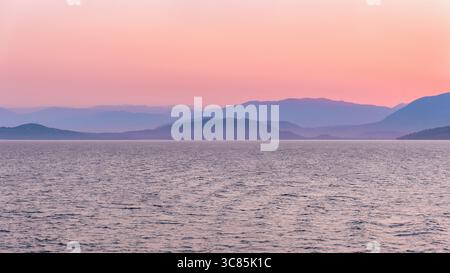 Côte albanaise vue depuis la mer Adriatique. Vue panoramique tôt le matin d'un beau lever de soleil sur les montagnes par la mer. Banque D'Images