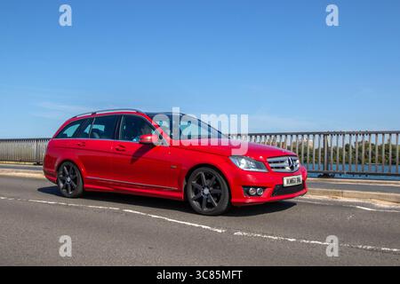 2011 Rouge Mercedes-Benz C250 Sport CDI Blueeffi-Cy A BlueEFFICIENCY 7G-TRONIC Auto Start/Stop Estate car Diesel 2143 cc ; conduite sur la promenade du front de mer de Southport, Royaume-Uni Banque D'Images