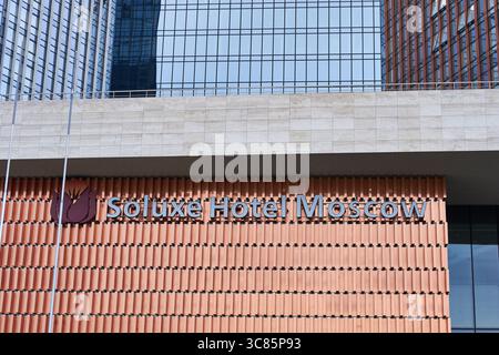 Moscou, Russie - 17 juillet 2025 : panneau moderne de l'hôtel Soluxe à Moscou Banque D'Images