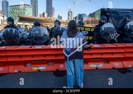 Des manifestants pro-palestiniens affrontent la police sur le pont de King Street, Melbourne, Victoria, Australie. Banque D'Images