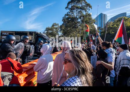 Des manifestants pro-palestiniens affrontent la police sur le pont de King Street, Melbourne, Victoria, Australie. Banque D'Images