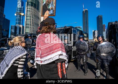 Des manifestants pro-palestiniens affrontent la police sur le pont de King Street, Melbourne, Victoria, Australie. Banque D'Images