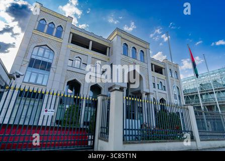 Ambassade des Émirats arabes Unis (Émirat Vereinigte Arabische) à Berlin, Allemagne – vue de face avec drapeau des Émirats arabes Unis. Banque D'Images
