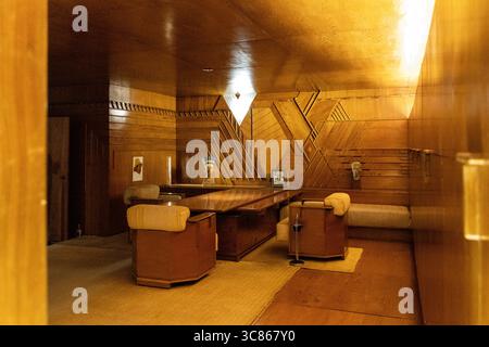 Intérieur du bureau Kaufmann de 1937 par Frank Lloyd Wright, V&A East Storehouse Museum, Stratford, Londres, Angleterre Banque D'Images