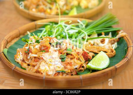 Pad Thaï crevettes et nouilles Thai Style alimentaire. Banque D'Images