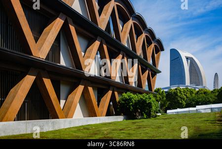 L’architecture moderne en bois du « Yokohama Timber Wharf » à Yokohama contraste avec la conception courbée en béton et verre de l’InterContinental Yokohama Grand Banque D'Images