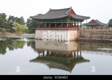 Gyeongju, Corée du Sud. 2 août 2025. Les gens visitent le palais de Donggung et l'étang Wolji à Gyeongju, Corée du Sud, le 2 août 2025. Crédit : Yao Qilin/Xinhua/Alamy Live News Banque D'Images