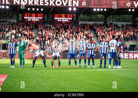 Vejle, Danemark. 01 août 2025. Les joueurs d'Odense BK s'alignent pour le 3F Superliga match entre Vejle BK et Odense BK au Vejle Stadion à Vejle. Banque D'Images