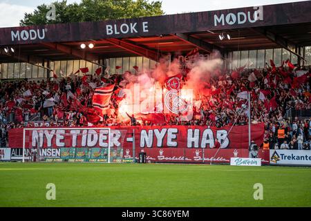 Vejle, Danemark. 01 août 2025. Les fans de football de Vejle BK vus sur les gradins lors du match de 3F Superliga entre Vejle BK et Odense BK au Vejle Stadion à Vejle. Banque D'Images