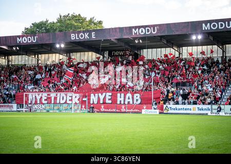 Vejle, Danemark. 01 août 2025. Les fans de football de Vejle BK vus sur les gradins lors du match de 3F Superliga entre Vejle BK et Odense BK au Vejle Stadion à Vejle. Banque D'Images