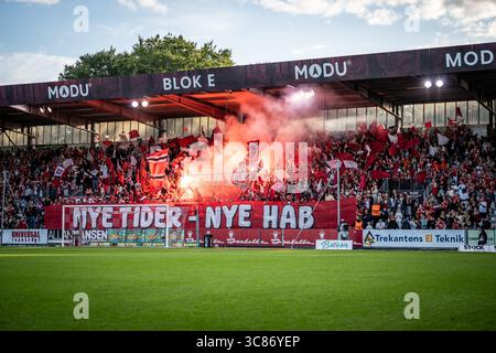 Vejle, Danemark. 01 août 2025. Les fans de football de Vejle BK vus sur les gradins lors du match de 3F Superliga entre Vejle BK et Odense BK au Vejle Stadion à Vejle. Banque D'Images