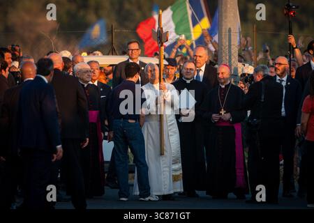 Rome, Italie, le 2 août 2025. Le Pape Léon XIV arrive pour présider la veillée de prière avec les jeunes participant au Jubilé des jeunes, portant avec eux la Croix du Jubilé, au camp de Tor Vergata. Crédits : Stefano Costantino TTL / POOL / Alamy Live News Banque D'Images