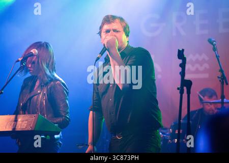 WESLEY GONZALEZ, GROUPE LIVE, 2016 : Wesley Gonzalez joue The Walled Garden Stage au Green Man Festival 2016. Brecon, pays de Galles, Royaume-Uni, 18 août 2016. Photo : Rob Watkins/Alamy Live News. INFO : Wesley Gonzalez est un auteur-compositeur-interprète britannique connu pour son mélange distinctif de pop indie, soul et des sons inspirés des années 1970. Anciennement leader du groupe londonien Let's Wrestle, il se lance dans une carrière solo après la dissolution du groupe en 2015. Le travail de Gonzalez se caractérise par son esprit, sa vulnérabilité et sa volonté de repousser les limites créatives. Banque D'Images