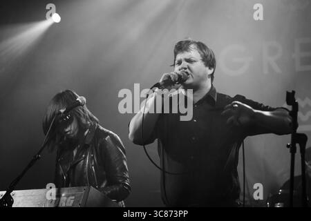 WESLEY GONZALEZ, GROUPE LIVE, 2016 : Wesley Gonzalez joue The Walled Garden Stage au Green Man Festival 2016. Brecon, pays de Galles, Royaume-Uni, 18 août 2016. Photo : Rob Watkins/Alamy Live News. INFO : Wesley Gonzalez est un auteur-compositeur-interprète britannique connu pour son mélange distinctif de pop indie, soul et des sons inspirés des années 1970. Anciennement leader du groupe londonien Let's Wrestle, il se lance dans une carrière solo après la dissolution du groupe en 2015. Le travail de Gonzalez se caractérise par son esprit, sa vulnérabilité et sa volonté de repousser les limites créatives. Banque D'Images