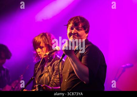 WESLEY GONZALEZ, GROUPE LIVE, 2016 : Wesley Gonzalez joue The Walled Garden Stage au Green Man Festival 2016. Brecon, pays de Galles, Royaume-Uni, 18 août 2016. Photo : Rob Watkins/Alamy Live News. INFO : Wesley Gonzalez est un auteur-compositeur-interprète britannique connu pour son mélange distinctif de pop indie, soul et des sons inspirés des années 1970. Anciennement leader du groupe londonien Let's Wrestle, il se lance dans une carrière solo après la dissolution du groupe en 2015. Le travail de Gonzalez se caractérise par son esprit, sa vulnérabilité et sa volonté de repousser les limites créatives. Banque D'Images