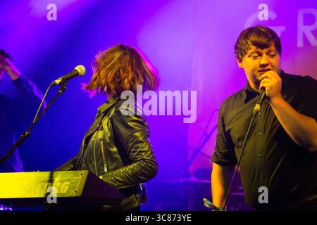 WESLEY GONZALEZ, GROUPE LIVE, 2016 : Wesley Gonzalez joue The Walled Garden Stage au Green Man Festival 2016. Brecon, pays de Galles, Royaume-Uni, 18 août 2016. Photo : Rob Watkins/Alamy Live News. INFO : Wesley Gonzalez est un auteur-compositeur-interprète britannique connu pour son mélange distinctif de pop indie, soul et des sons inspirés des années 1970. Anciennement leader du groupe londonien Let's Wrestle, il se lance dans une carrière solo après la dissolution du groupe en 2015. Le travail de Gonzalez se caractérise par son esprit, sa vulnérabilité et sa volonté de repousser les limites créatives. Banque D'Images