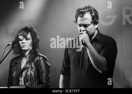 WESLEY GONZALEZ, GROUPE LIVE, 2016 : Wesley Gonzalez joue The Walled Garden Stage au Green Man Festival 2016. Brecon, pays de Galles, Royaume-Uni, 18 août 2016. Photo : Rob Watkins/Alamy Live News. INFO : Wesley Gonzalez est un auteur-compositeur-interprète britannique connu pour son mélange distinctif de pop indie, soul et des sons inspirés des années 1970. Anciennement leader du groupe londonien Let's Wrestle, il se lance dans une carrière solo après la dissolution du groupe en 2015. Le travail de Gonzalez se caractérise par son esprit, sa vulnérabilité et sa volonté de repousser les limites créatives. Banque D'Images