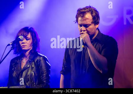 WESLEY GONZALEZ, GROUPE LIVE, 2016 : Wesley Gonzalez joue The Walled Garden Stage au Green Man Festival 2016. Brecon, pays de Galles, Royaume-Uni, 18 août 2016. Photo : Rob Watkins/Alamy Live News. INFO : Wesley Gonzalez est un auteur-compositeur-interprète britannique connu pour son mélange distinctif de pop indie, soul et des sons inspirés des années 1970. Anciennement leader du groupe londonien Let's Wrestle, il se lance dans une carrière solo après la dissolution du groupe en 2015. Le travail de Gonzalez se caractérise par son esprit, sa vulnérabilité et sa volonté de repousser les limites créatives. Banque D'Images