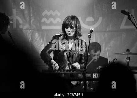 WESLEY GONZALEZ, GROUPE LIVE, 2016 : Wesley Gonzalez joue The Walled Garden Stage au Green Man Festival 2016. Brecon, pays de Galles, Royaume-Uni, 18 août 2016. Photo : Rob Watkins/Alamy Live News. INFO : Wesley Gonzalez est un auteur-compositeur-interprète britannique connu pour son mélange distinctif de pop indie, soul et des sons inspirés des années 1970. Anciennement leader du groupe londonien Let's Wrestle, il se lance dans une carrière solo après la dissolution du groupe en 2015. Le travail de Gonzalez se caractérise par son esprit, sa vulnérabilité et sa volonté de repousser les limites créatives. Banque D'Images
