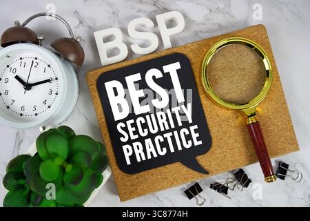BSP Best Security Practice texte avec réveil et loupe sur fond marbre Banque D'Images
