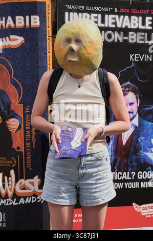 Édimbourg, Écosse, Royaume-Uni. 3 août 2025. Les touristes apprécient l'atmoshphere et les perforations de rue dans les rues d'Édimbourg pendant le premier week-end du Edinburgh Festival et Edinburgh Festival Fringe à Édimbourg, en Écosse, au Royaume-Uni. Crédit : Garry Cook/Alamy Live News. Banque D'Images
