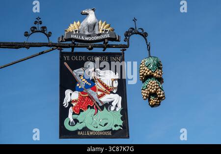 Le pub signe de Ye Olde George Inn, une auberge de coaching du 15ème siècle à East Meon, Hampshire, Angleterre. Banque D'Images