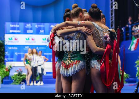 Milan, Italien. 20 juillet 2025. Équipe de groupe italienne vue lors de la finale de la Coupe du monde de gymnastique rythmique FIG 2025 Milan à Unipol Forum crédit : dpa/Alamy Live News Banque D'Images
