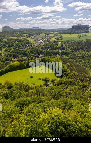 La vue panoramique en angle élevé montre la campagne allemande idyllique près de Konigstein. Banque D'Images