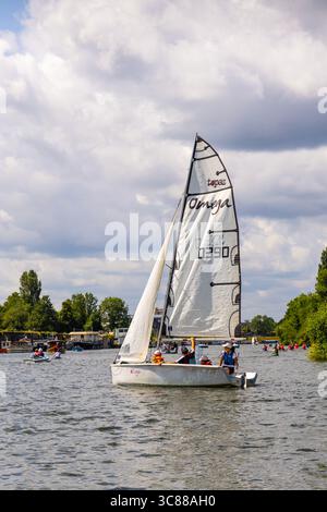 Les gens naviguant sur un canot sur la Tamise autour de Kingston upon Thames, Londres, Angleterre Banque D'Images