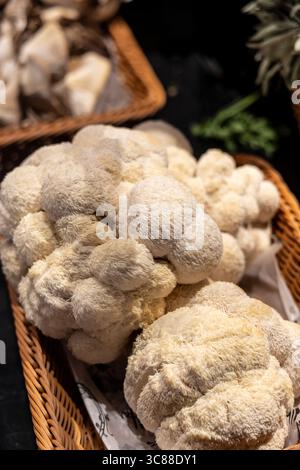Champignons de crinière du lion dans un panier (Harrods Food Hall, Londres, Angleterre) Banque D'Images