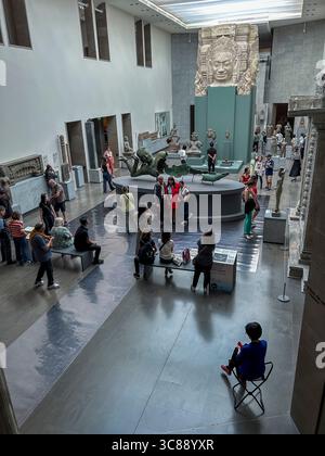 Paris, France, vue grand angle, Grand angle, foule, touristes en visite, objets d'art asiatiques exposés à l'intérieur du Musée National des Arts asiatiques - Banque D'Images